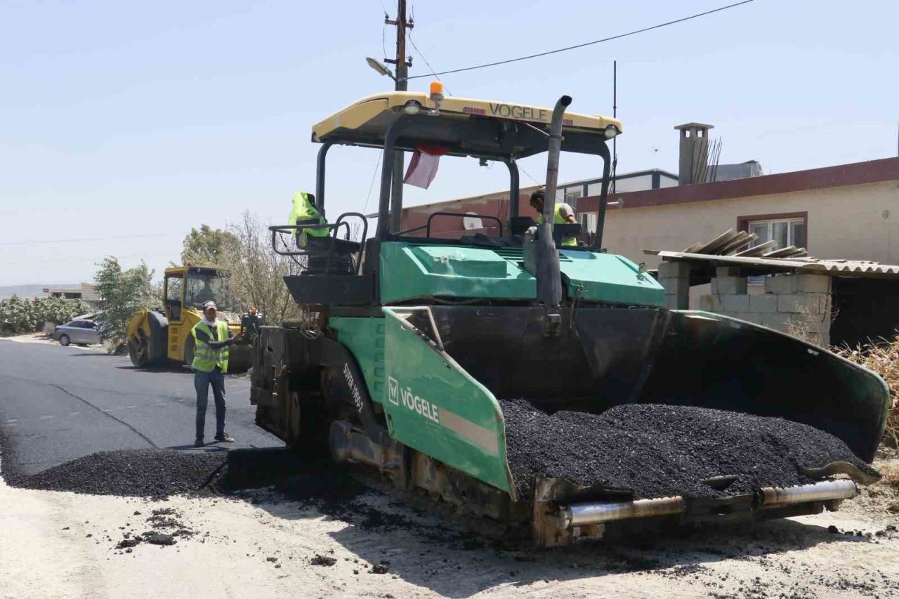 Sıcak altında Hatay’da depremin yıktığı yollar asfaltlanıyor