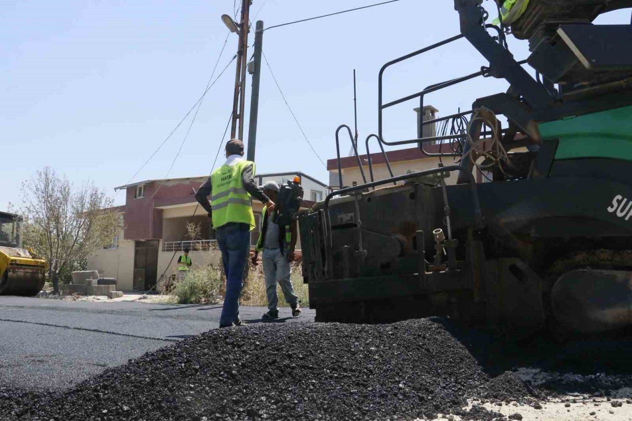 Sıcak altında Hatay’da depremin yıktığı yollar asfaltlanıyor