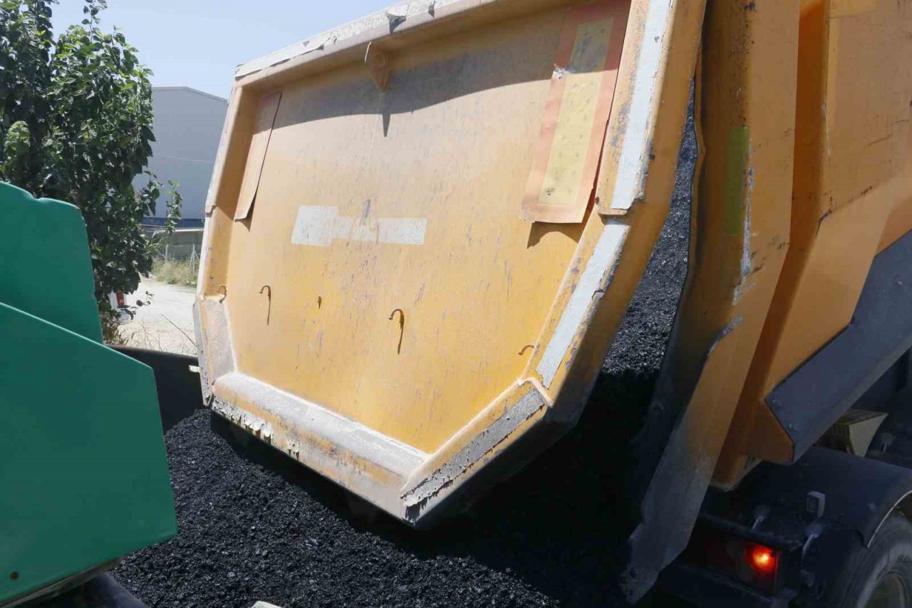 Sıcak altında Hatay’da depremin yıktığı yollar asfaltlanıyor