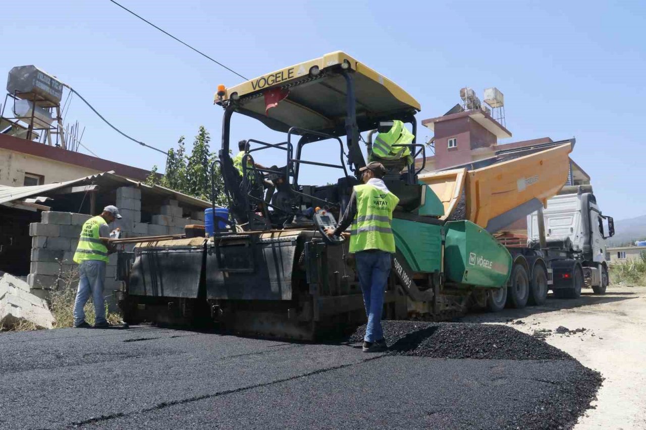 Sıcak altında Hatay’da depremin yıktığı yollar asfaltlanıyor