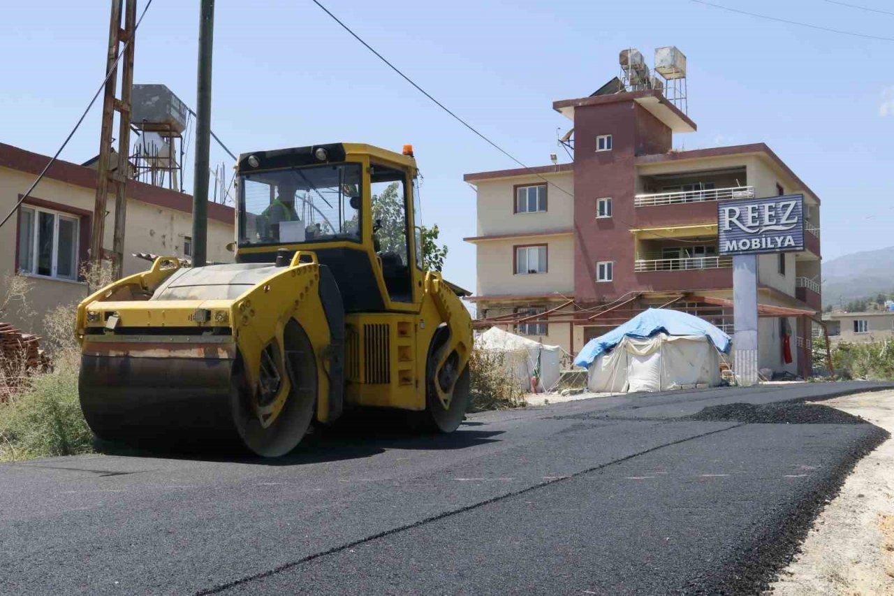 Sıcak altında Hatay’da depremin yıktığı yollar asfaltlanıyor