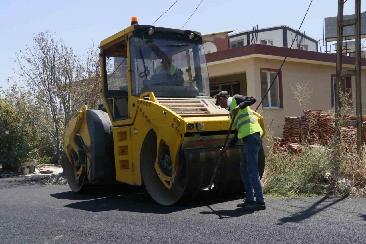 Sıcak altında Hatay’da depremin yıktığı yollar asfaltlanıyor