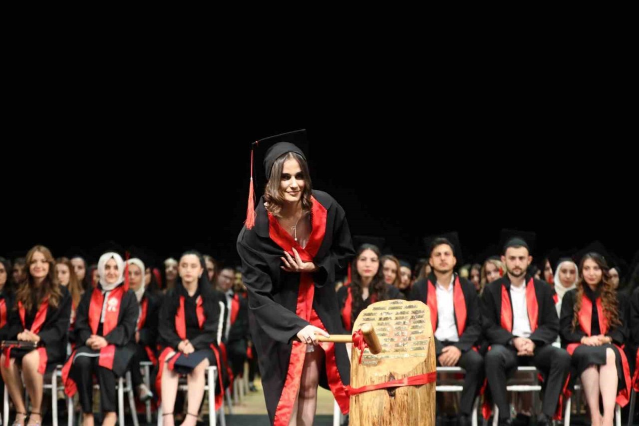 ERÜ İktisadi ve İdari Bilimler Fakültesi’nde mezuniyet sevinci