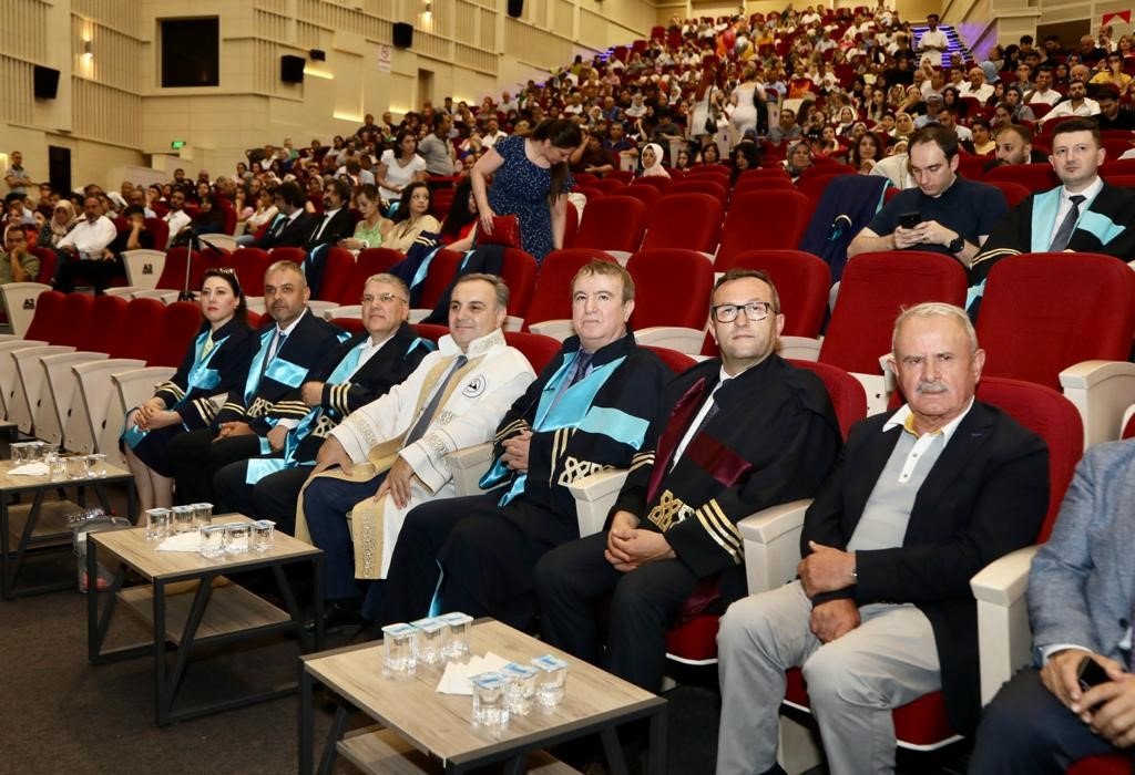 ERÜ İktisadi ve İdari Bilimler Fakültesi’nde mezuniyet sevinci