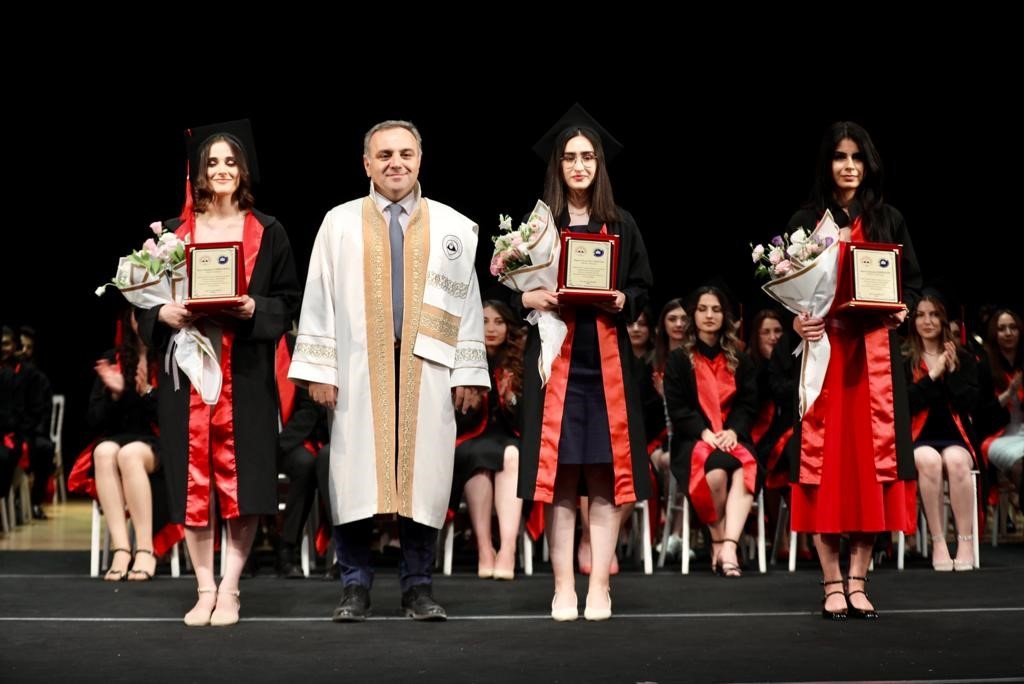 ERÜ İktisadi ve İdari Bilimler Fakültesi’nde mezuniyet sevinci