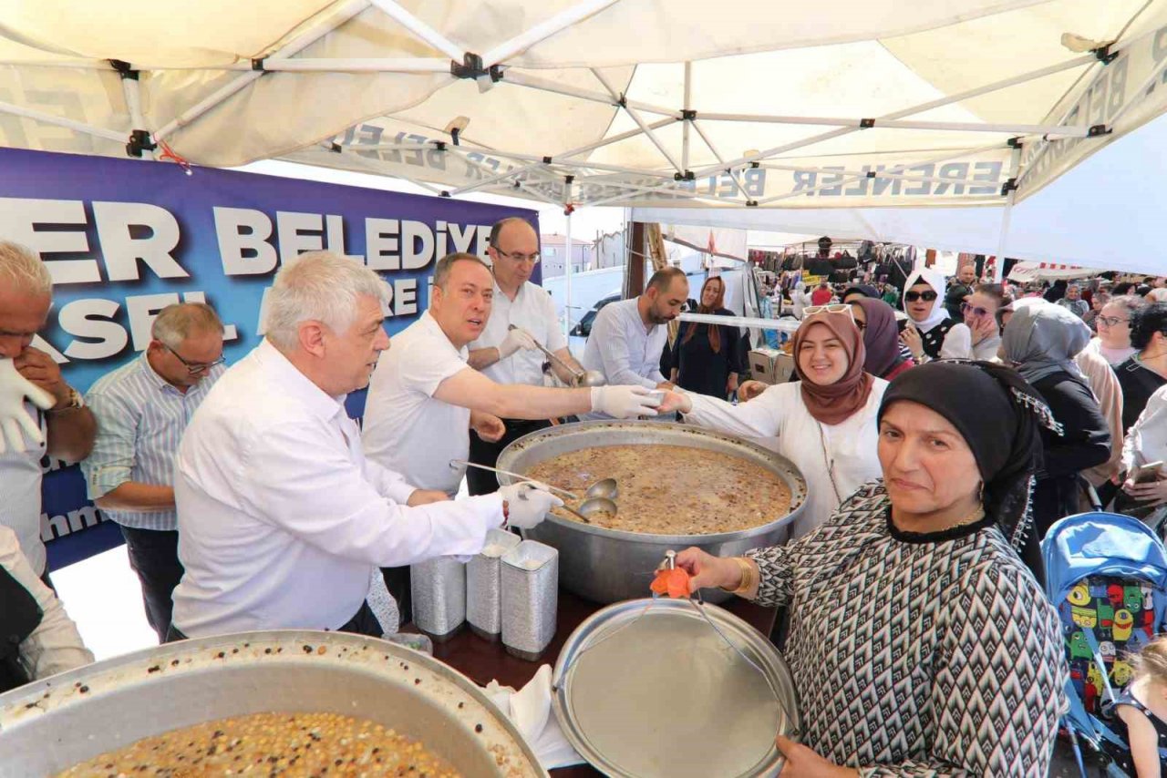 Erenler’de aşure ikramı