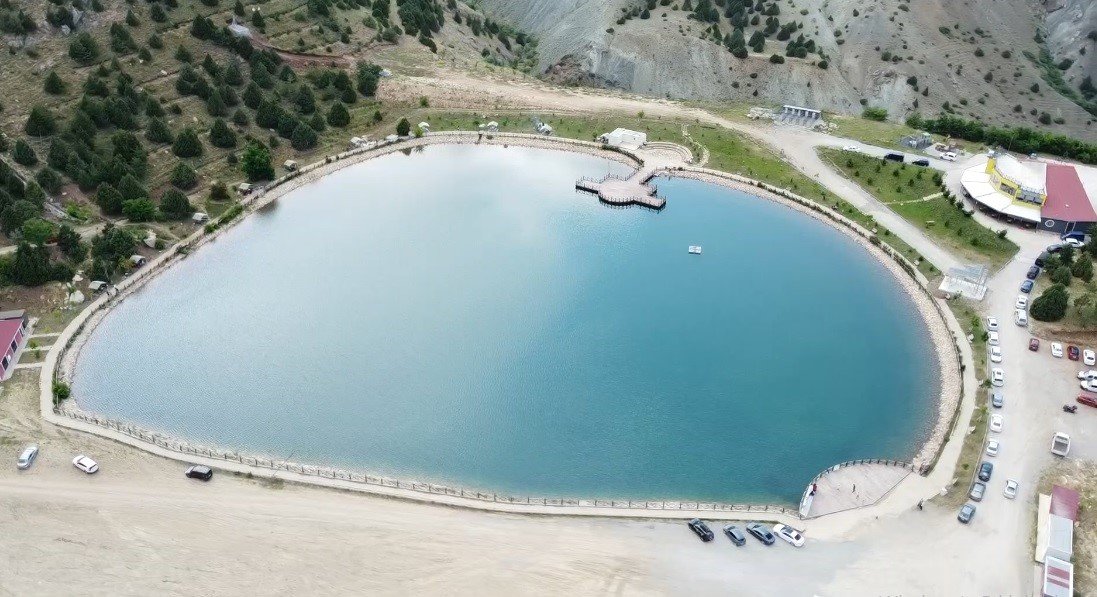 Ergan Dağı, göl manzarasıyla yaz aylarında misafirlerini ağırlıyor