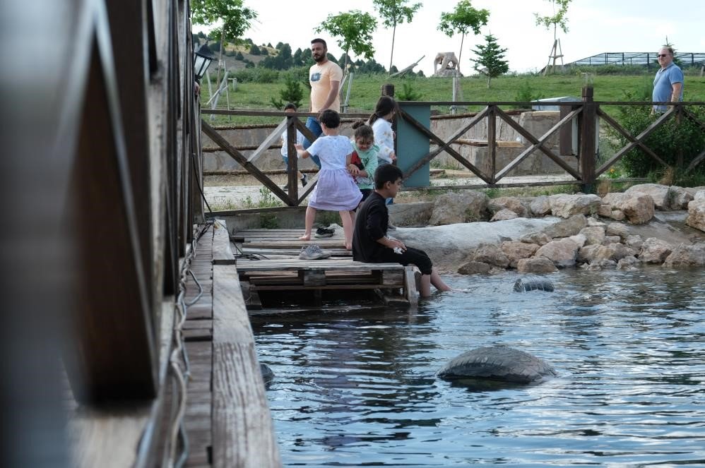 Ergan Dağı, göl manzarasıyla yaz aylarında misafirlerini ağırlıyor