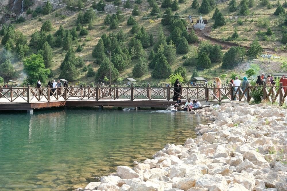 Ergan Dağı, göl manzarasıyla yaz aylarında misafirlerini ağırlıyor