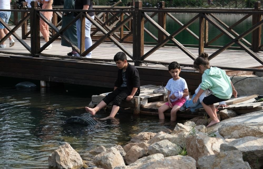 Ergan Dağı, göl manzarasıyla yaz aylarında misafirlerini ağırlıyor