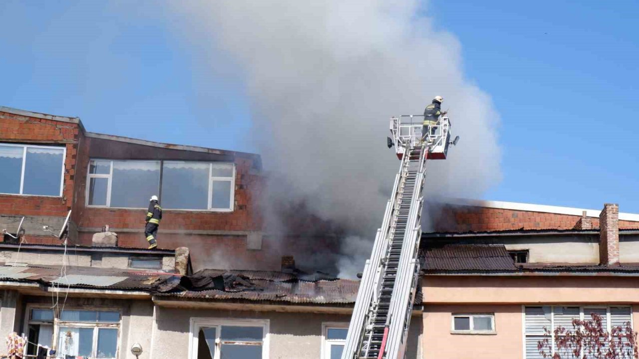 Erzurum’da çatı yangını korkuttu