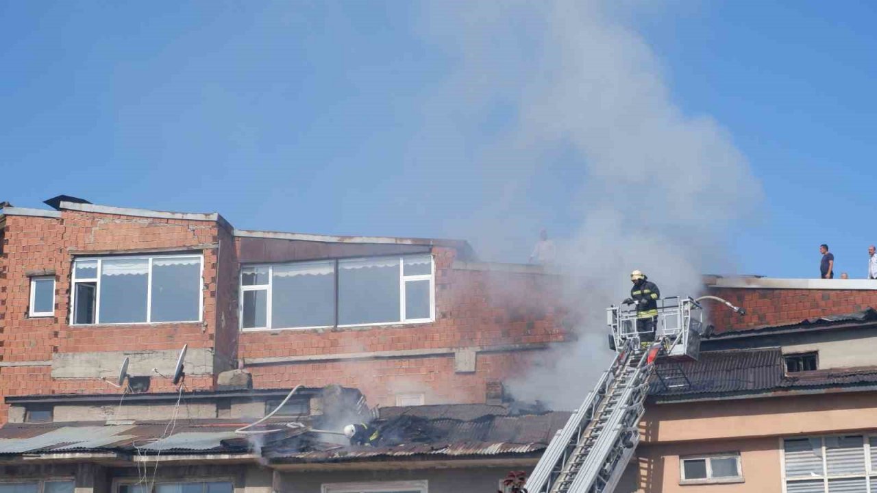 Erzurum’da çatı yangını korkuttu