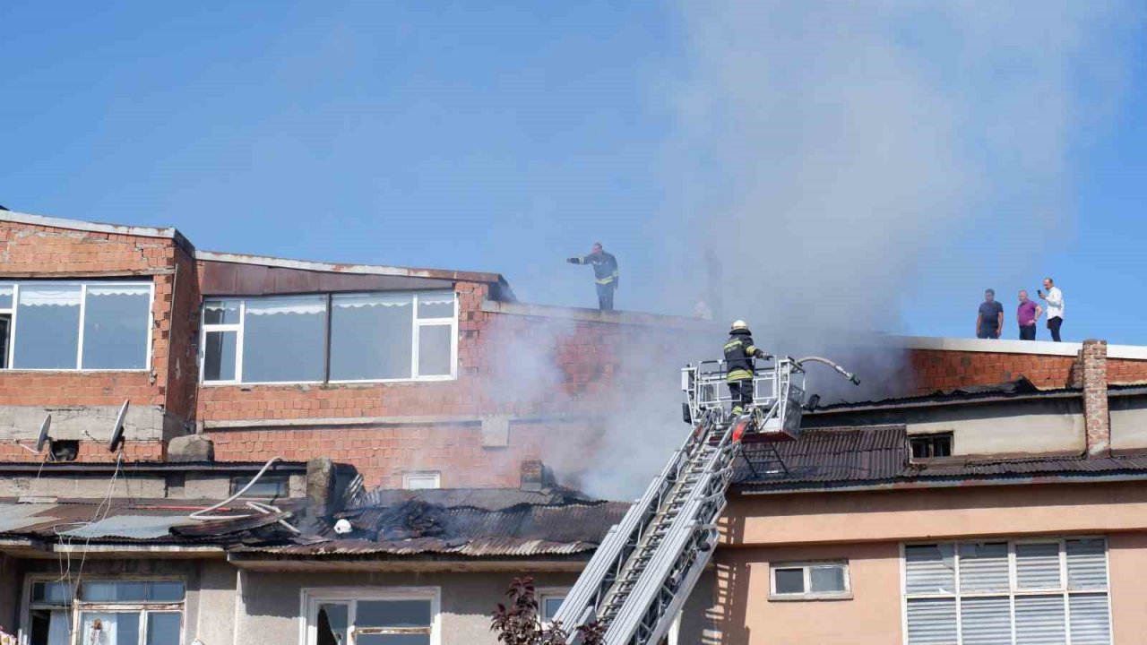 Erzurum’da çatı yangını korkuttu