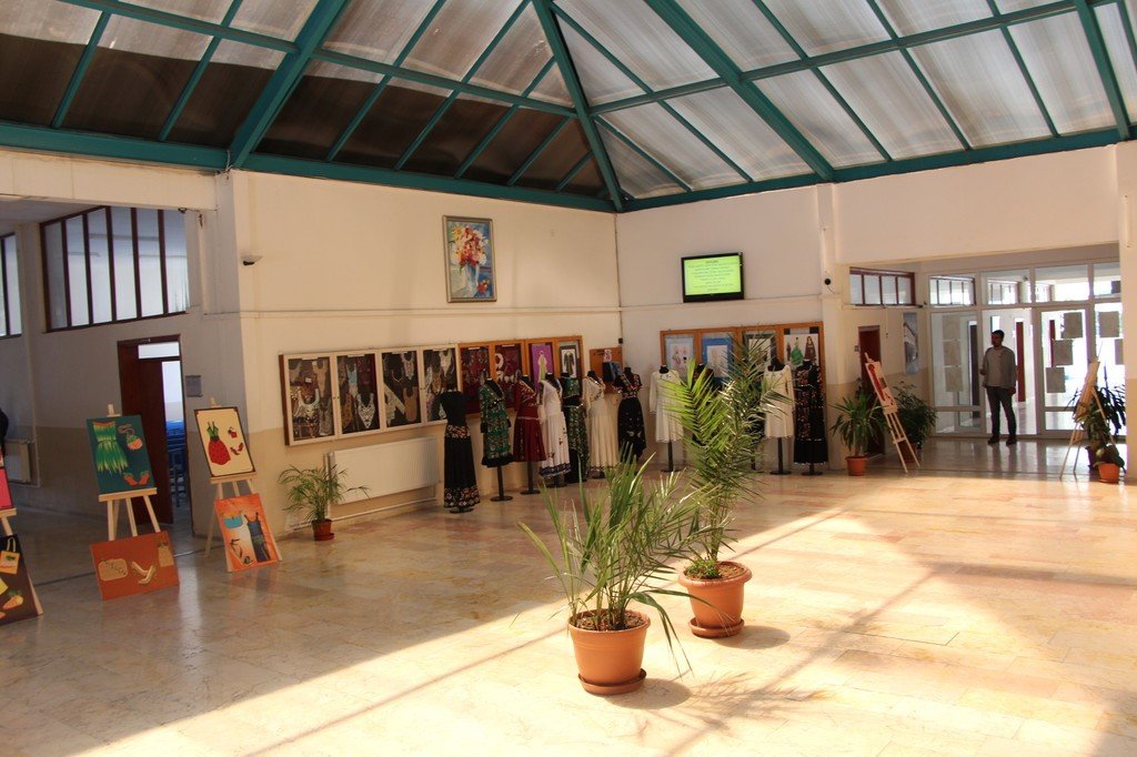 Gediz Meslek Yüksekokulu 11 bölümü ile yeni öğrencilerini bekliyor