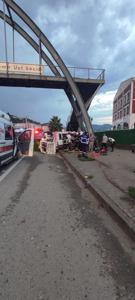 Mevsimlik fındık işçilerini taşıyan minibüs kaza yaptı: 1 ölü, 13 yaralı