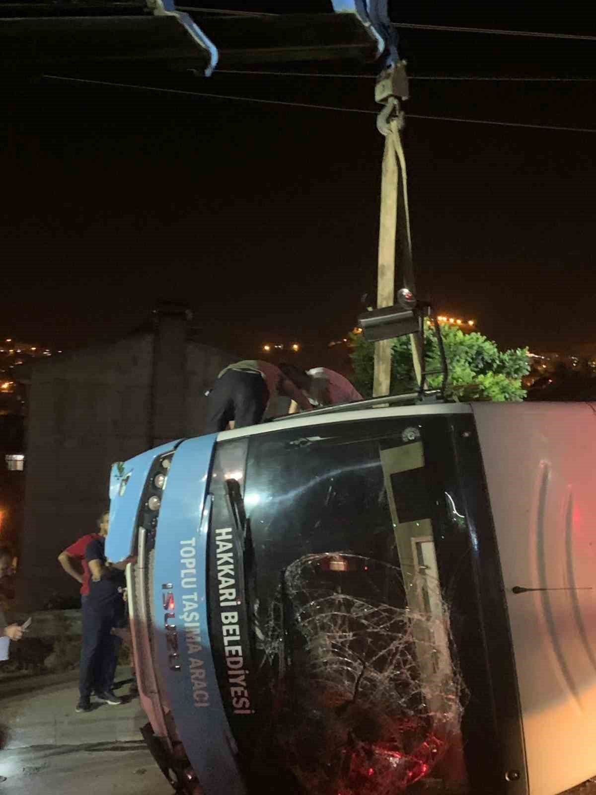 Halk otobüsü elektrik direğine çarptı: 1 yaralı