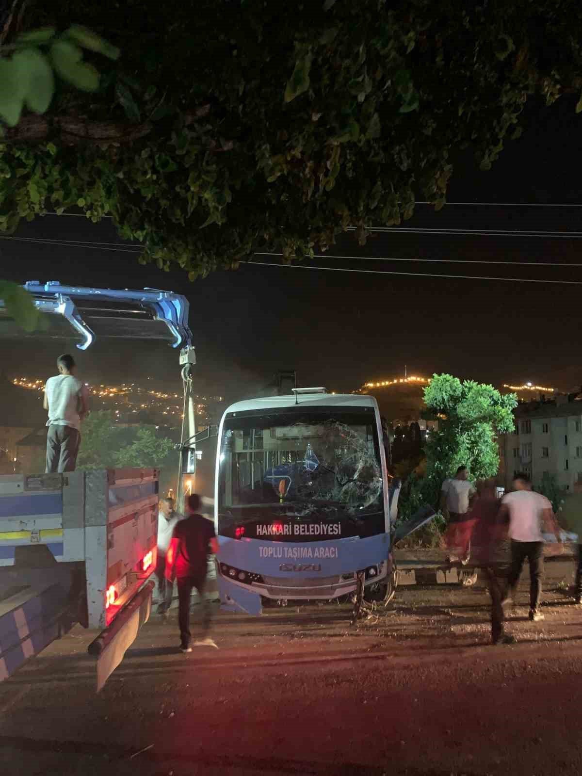 Halk otobüsü elektrik direğine çarptı: 1 yaralı