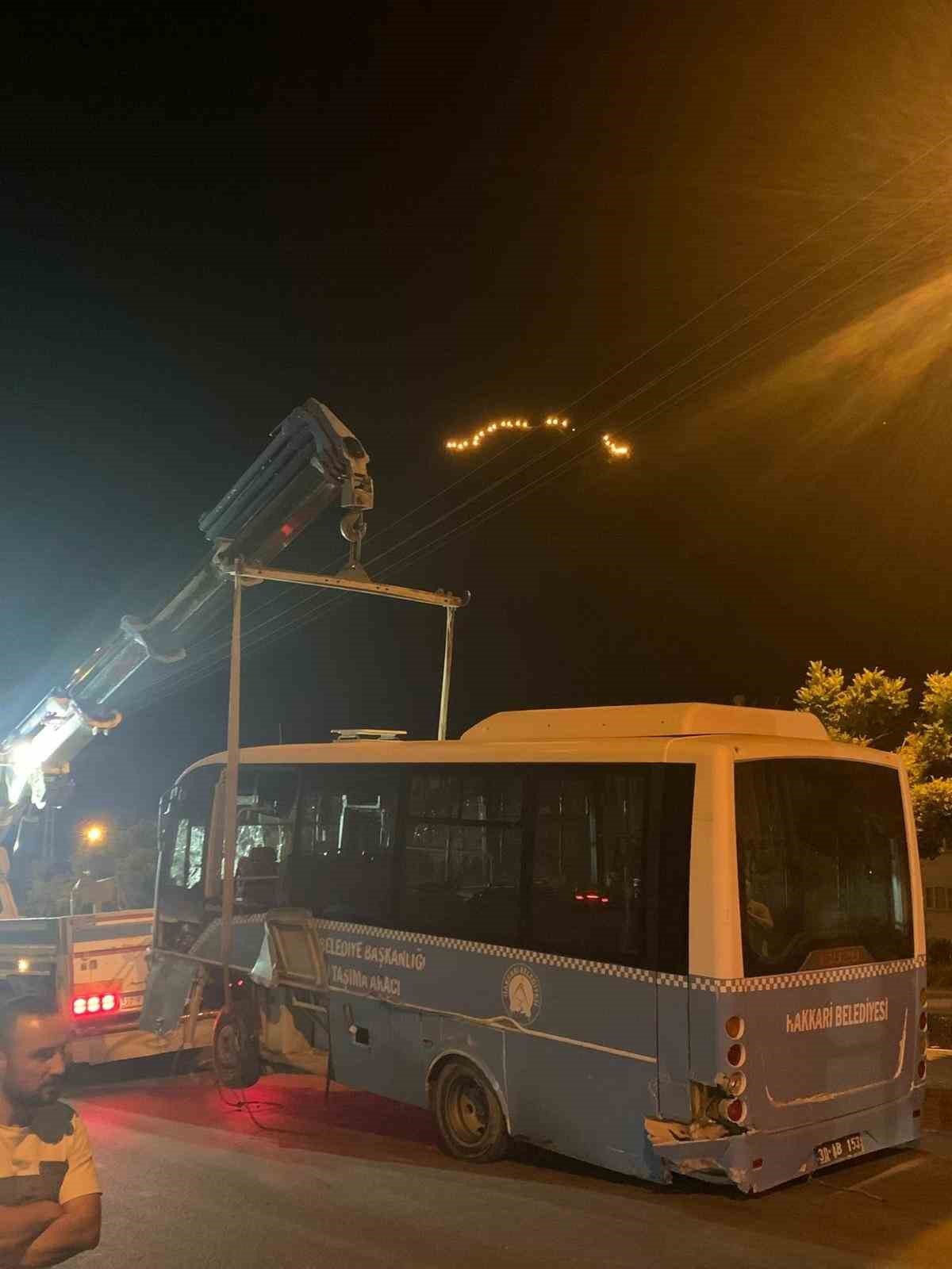 Halk otobüsü elektrik direğine çarptı: 1 yaralı