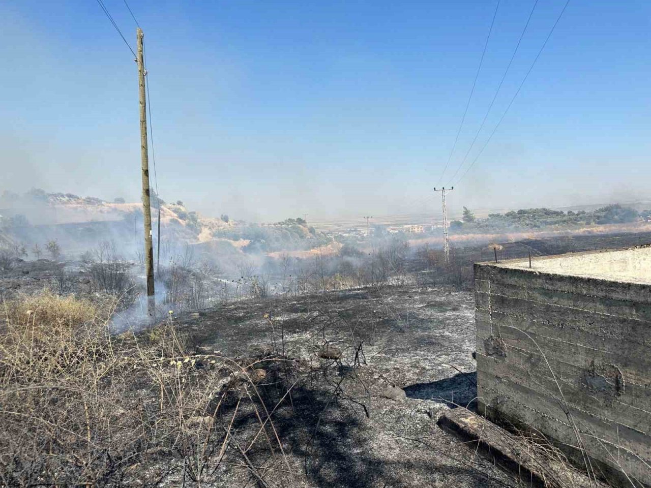 Hatay’da zeytinlik ve çalılık alanda çıkan yangın kontrol altına alındı
