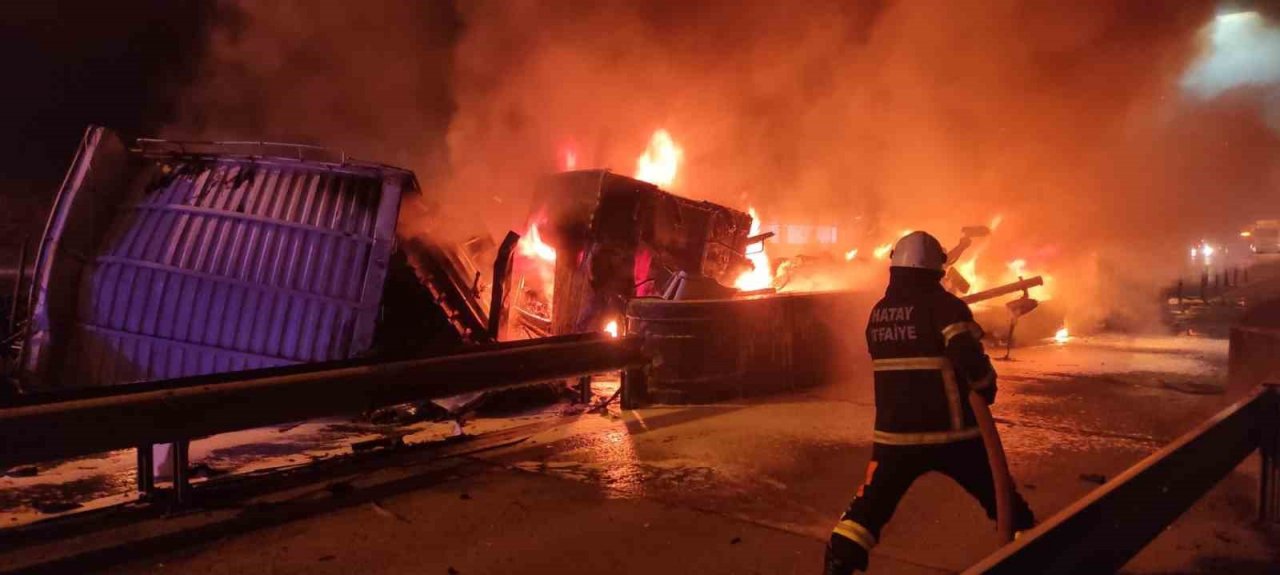 Hatay’da tır otoyol gişelerine çarpıp yandı: 2 yaralı