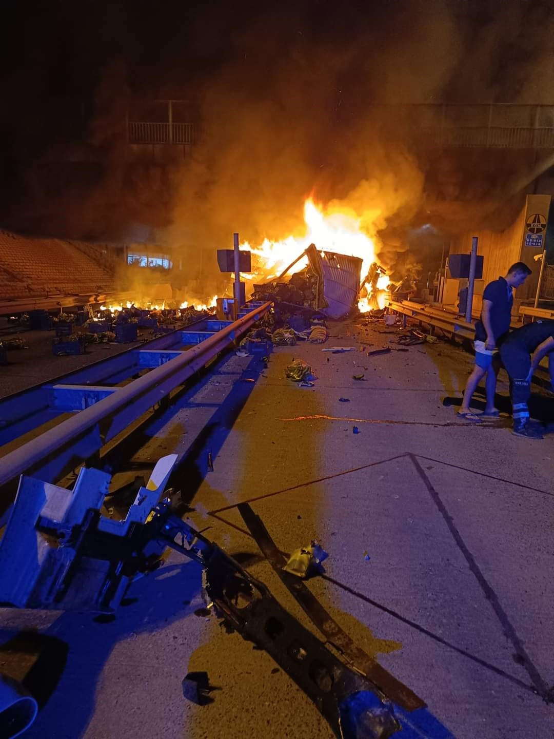 Hatay’da tır otoyol gişelerine çarpıp yandı: 2 yaralı