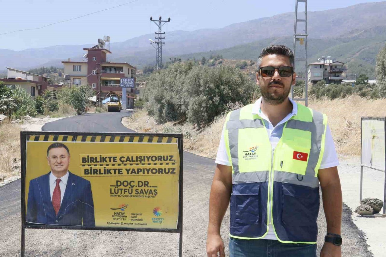 Sıcak altında Hatay’da depremin yıktığı yollar asfaltlanıyor