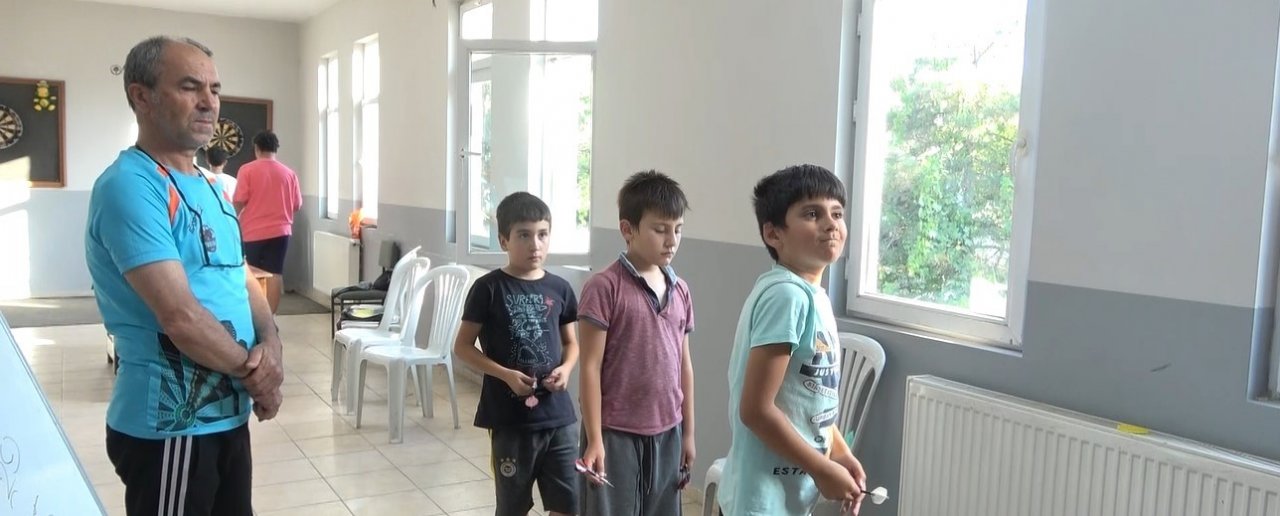 Antrenör muhtardan mahalledeki çocuklara dart eğitimi