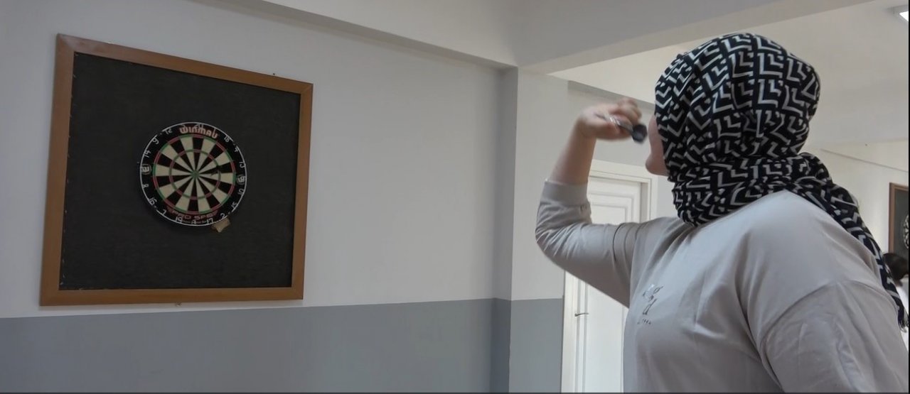 Antrenör muhtardan mahalledeki çocuklara dart eğitimi