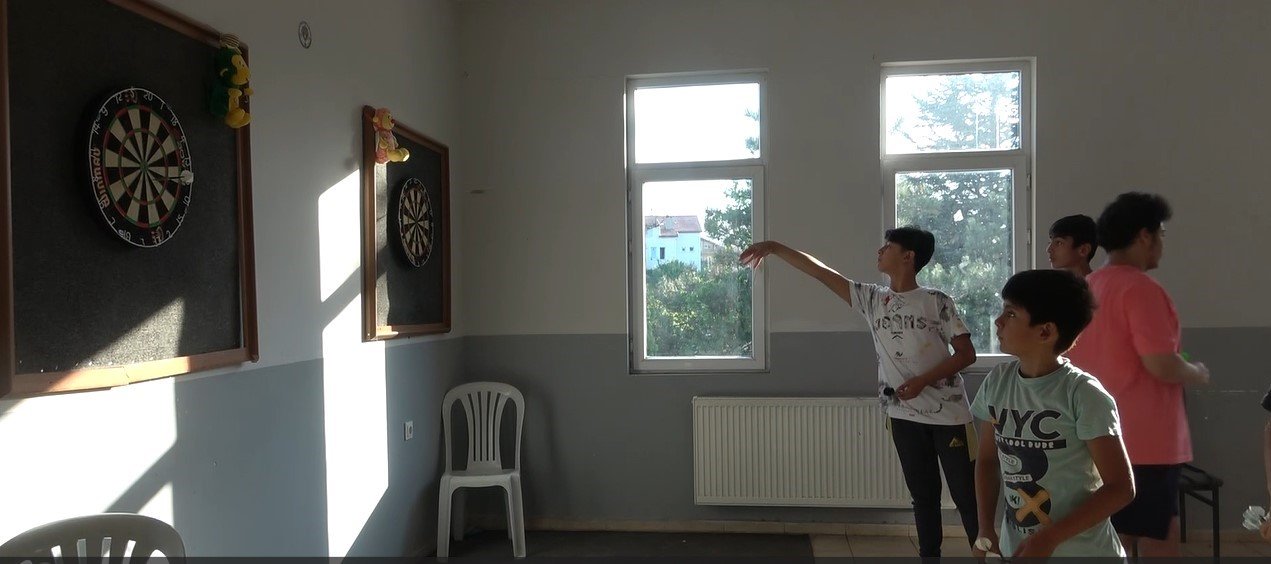 Antrenör muhtardan mahalledeki çocuklara dart eğitimi