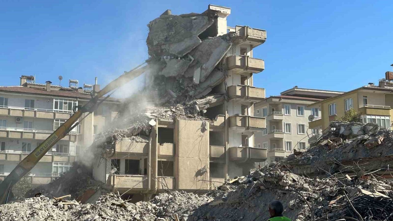 Gaziantep’te kontrollü yıkım çalışmaları sürüyor