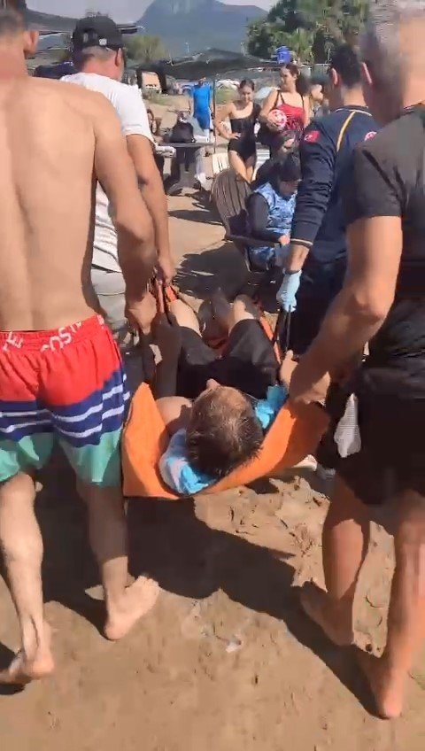 Denizde boğulma tehlikesi geçiren genci cankurtaran kurtardı