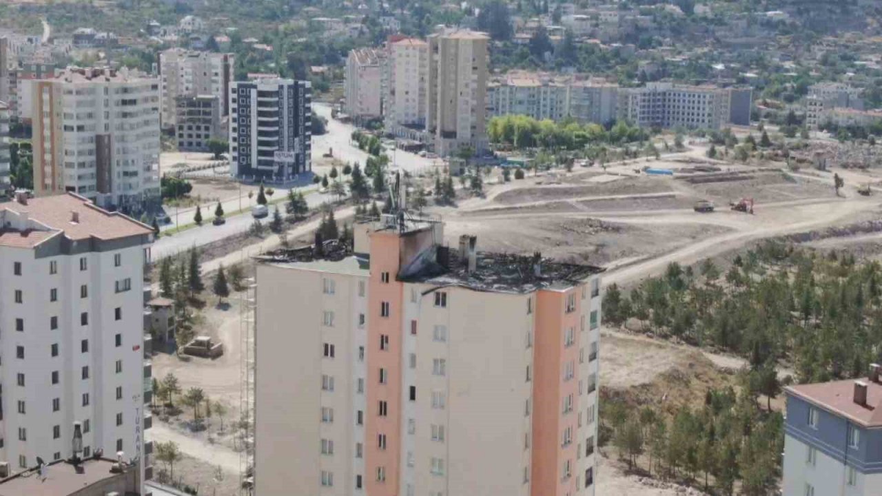 1 işçiye mezar olan çatı yangının son hali havadan görüntülendi