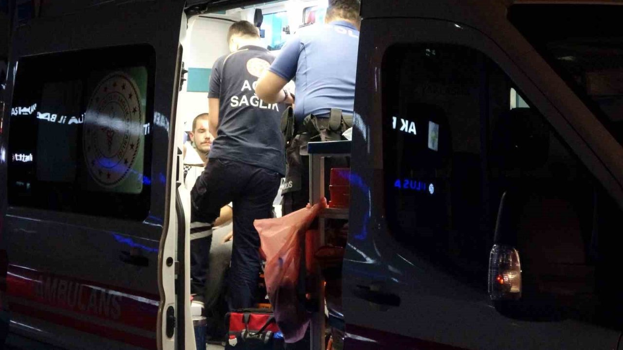 Alkollü sürücünün kullandığı cip sinyalizasyon direğine çarpıp yan yattı: O anlar kamerada