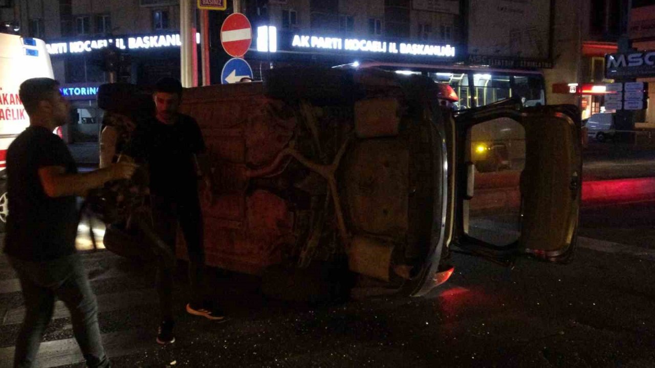 Alkollü sürücünün kullandığı cip sinyalizasyon direğine çarpıp yan yattı: O anlar kamerada