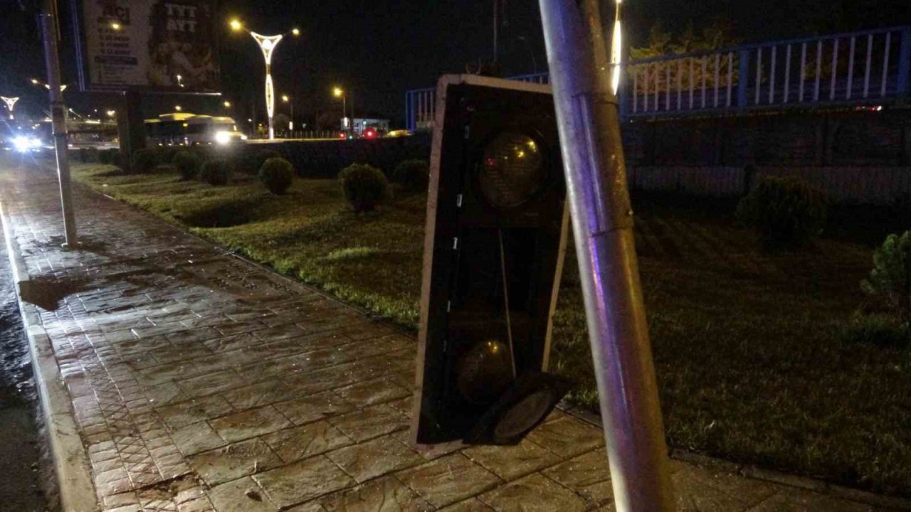 Alkollü sürücünün kullandığı cip sinyalizasyon direğine çarpıp yan yattı: O anlar kamerada