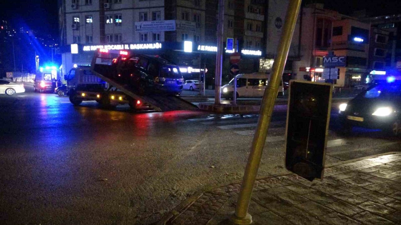 Alkollü sürücünün kullandığı cip sinyalizasyon direğine çarpıp yan yattı: O anlar kamerada