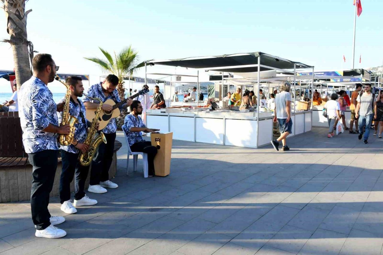 Kuşadası Kitap Fuarı kapılarını açtı