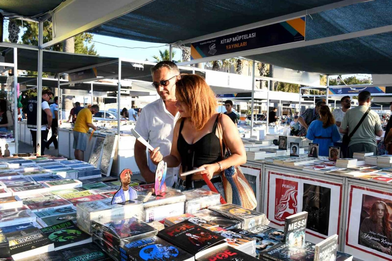 Kuşadası Kitap Fuarı kapılarını açtı