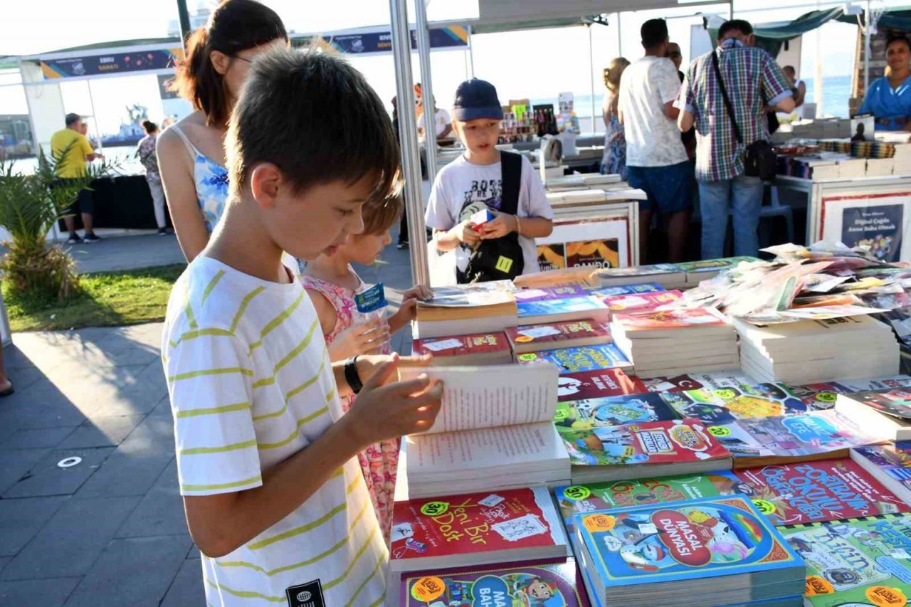Kuşadası Kitap Fuarı kapılarını açtı