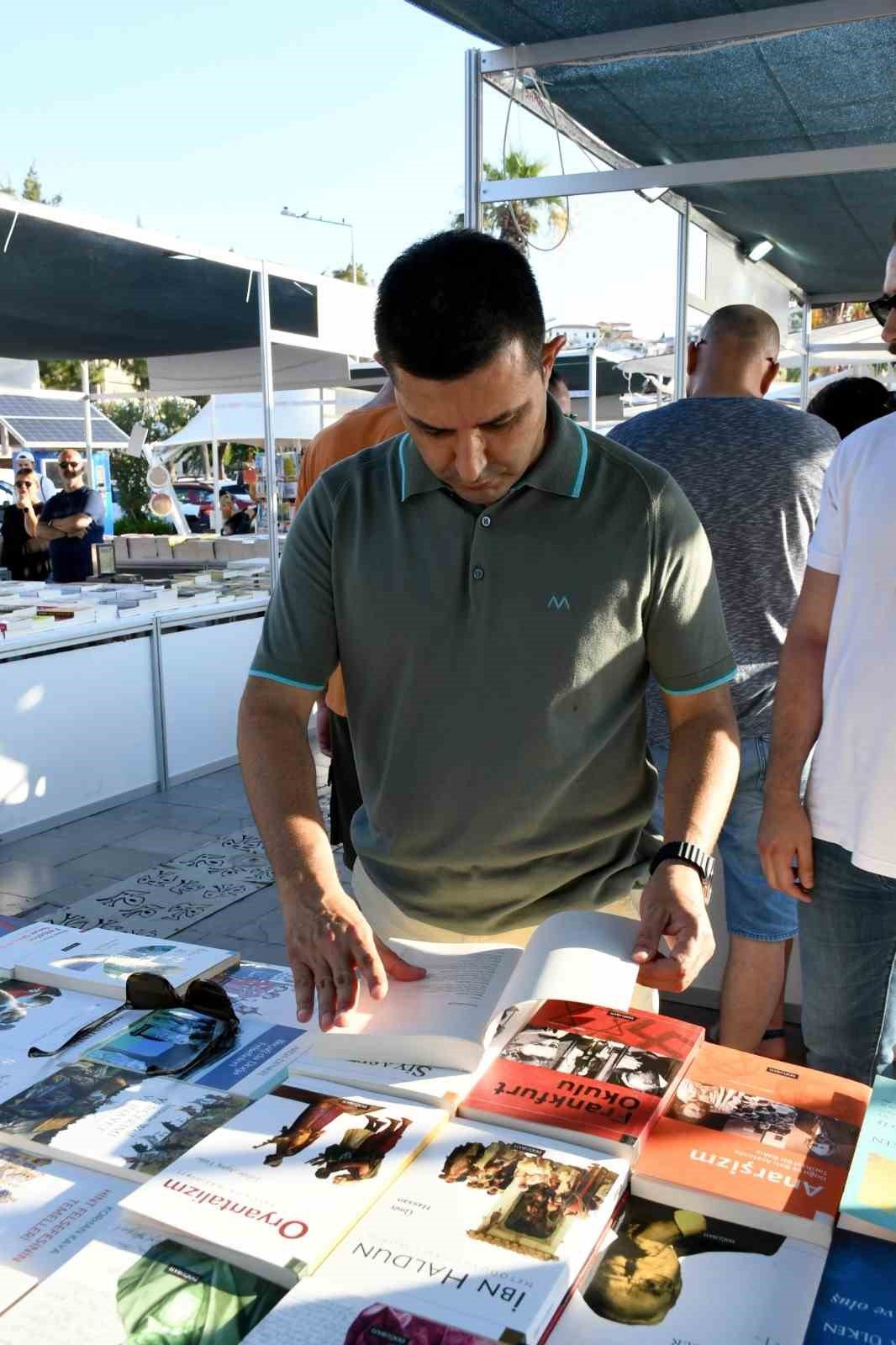Kuşadası Kitap Fuarı kapılarını açtı