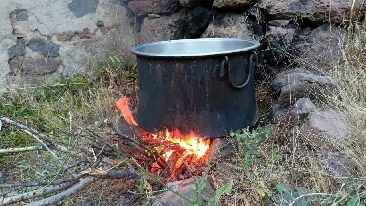 Sakin şehir Arapgir’de dut pekmezi geleneği sürdürülüyor