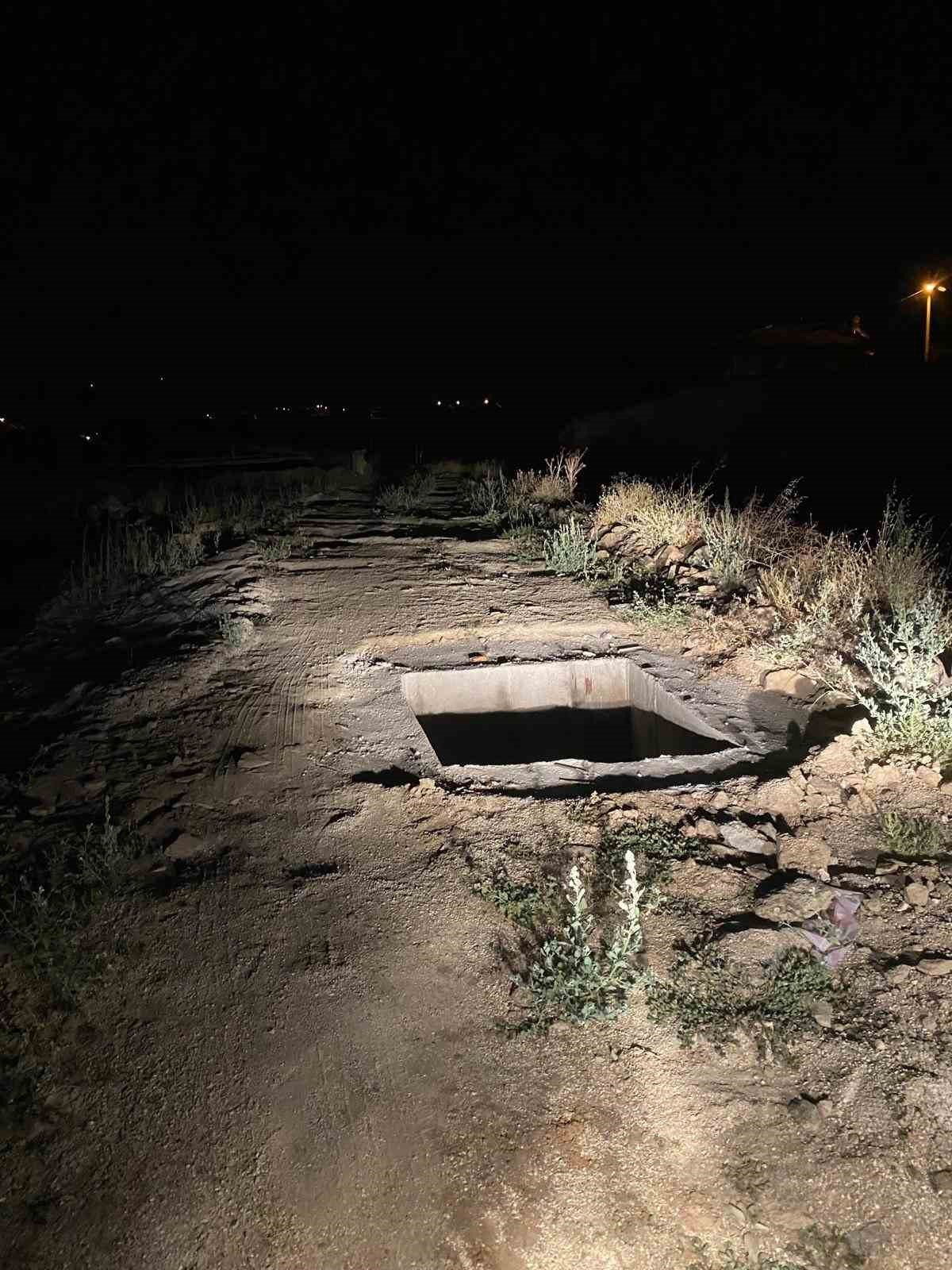 Açık bırakılan vana çukuruna vatandaşlardan tepki