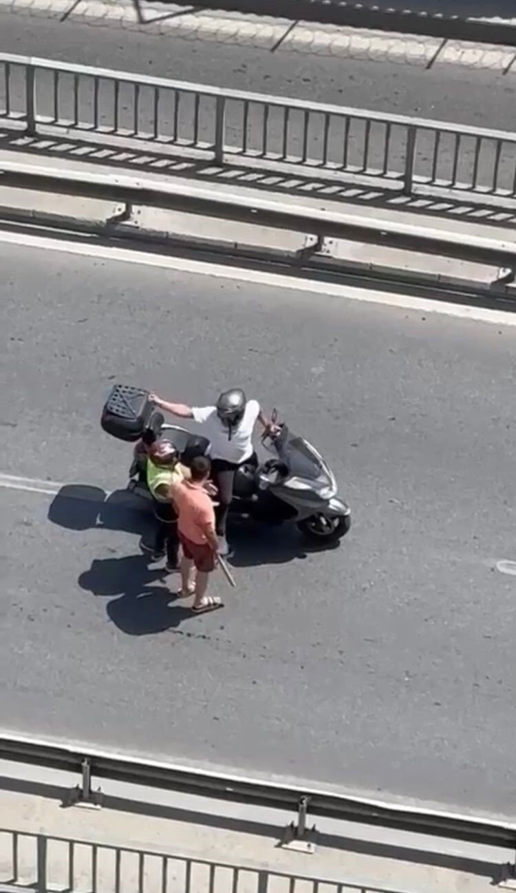 Trafik magandası tır sürücüsü kamerada: Motosikleti sopayla dağıttı