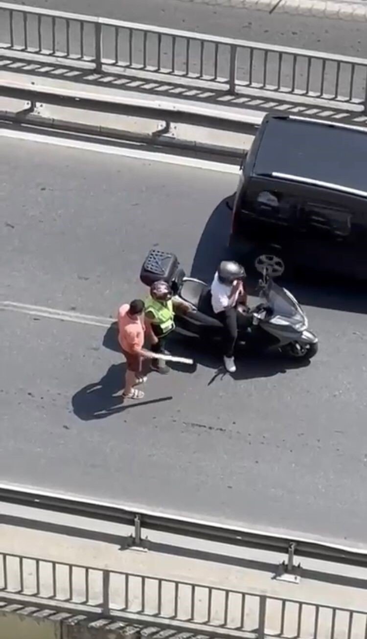 Trafik magandası tır sürücüsü kamerada: Motosikleti sopayla dağıttı