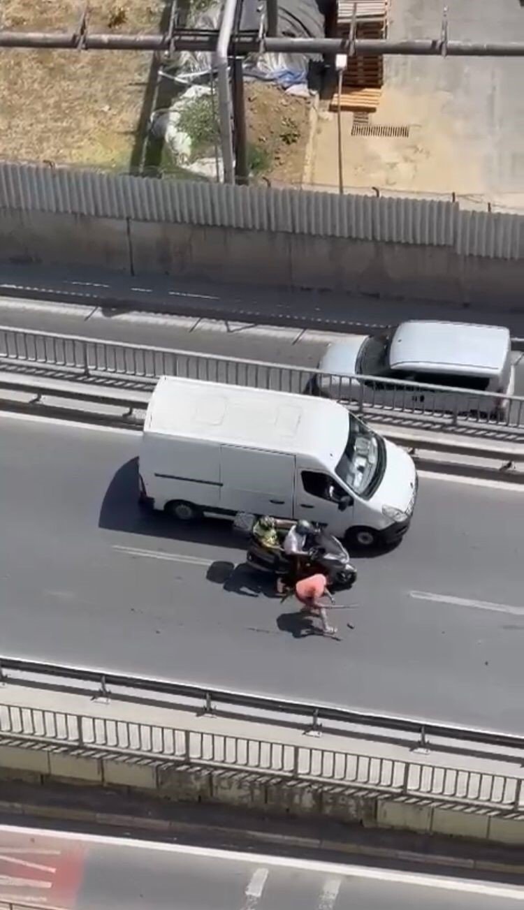 Trafik magandası tır sürücüsü kamerada: Motosikleti sopayla dağıttı