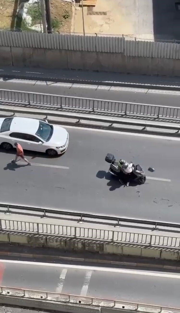 Trafik magandası tır sürücüsü kamerada: Motosikleti sopayla dağıttı