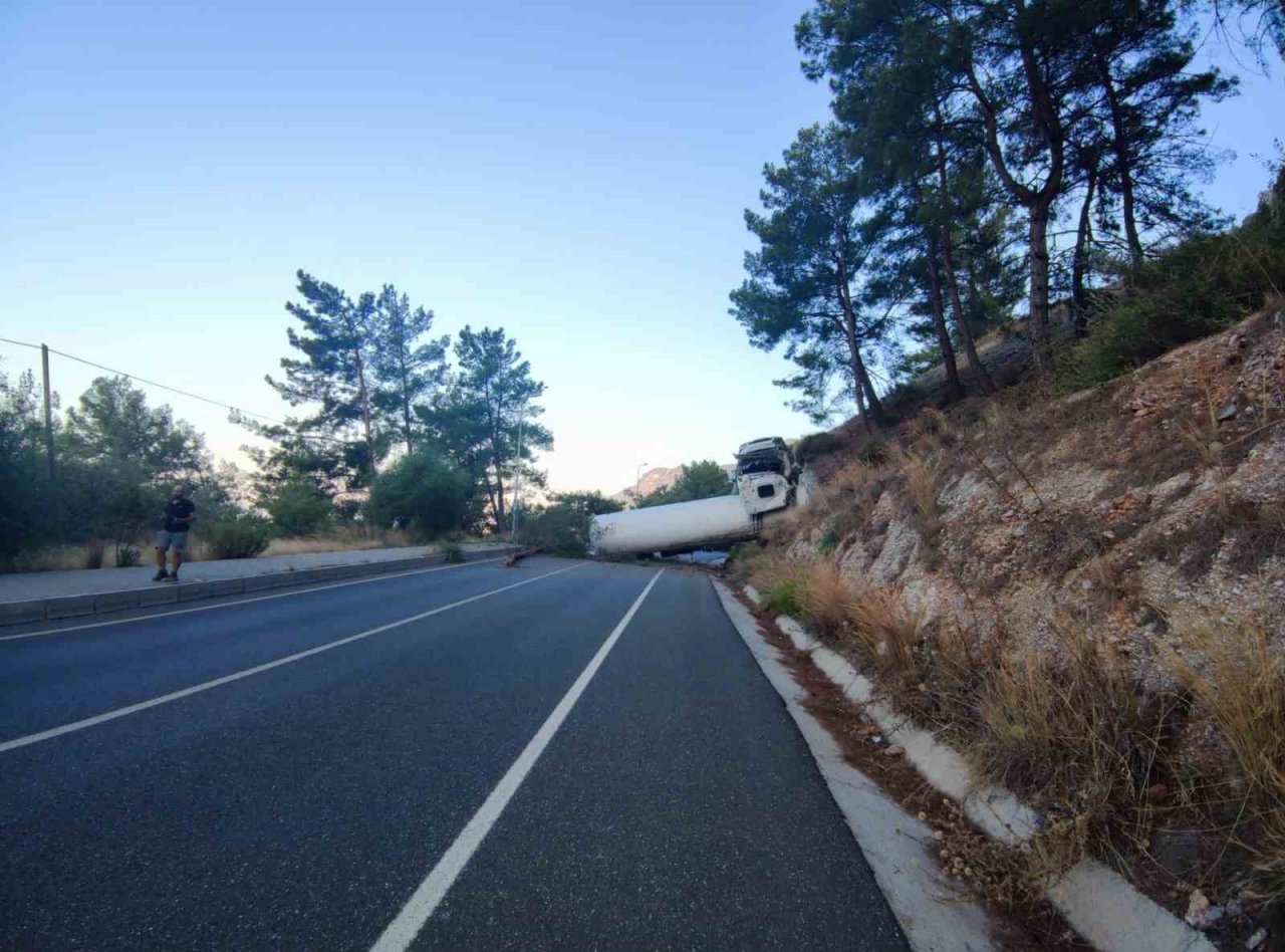 Doğalgaz yüklü tanker uçuruma yuvarlandı, sızıntı ihtimaline karşı önlem alındı