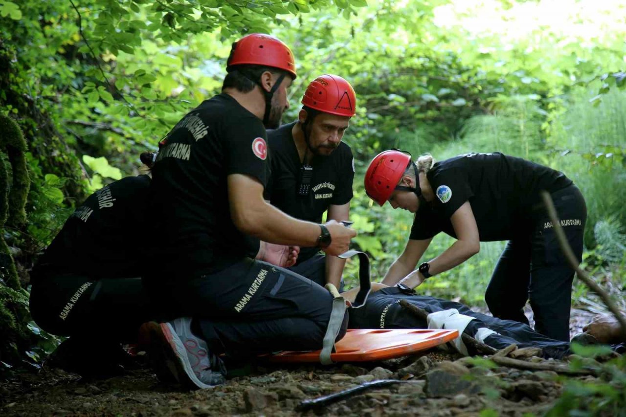 Sakarya Büyükşehir arama kurtarma ekipleri 38 kişiye ‘hayat’ oldu