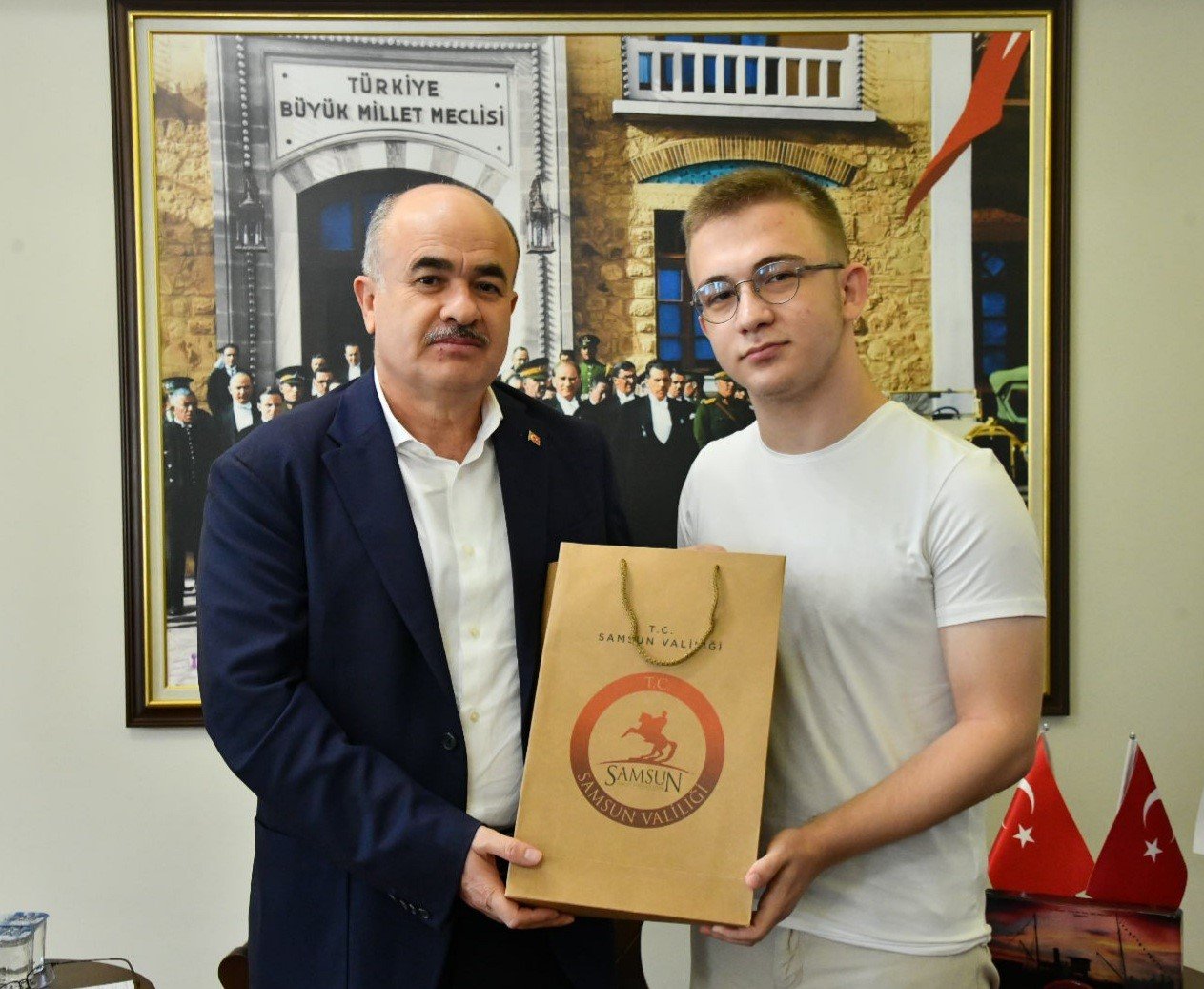 Vali Dağlı’dan Samsun’un gururlarına ödül