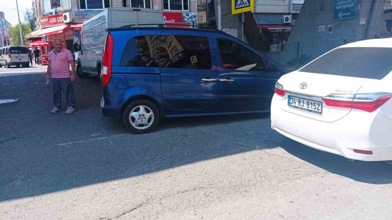 Aracında uyuya kalan şahıs polisleri alarma geçirdi